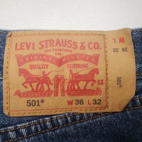 Levi's 501 Men's Size 36/32 Medium Wash Button Fly Straight Leg Jeans - Picture 1 of 13